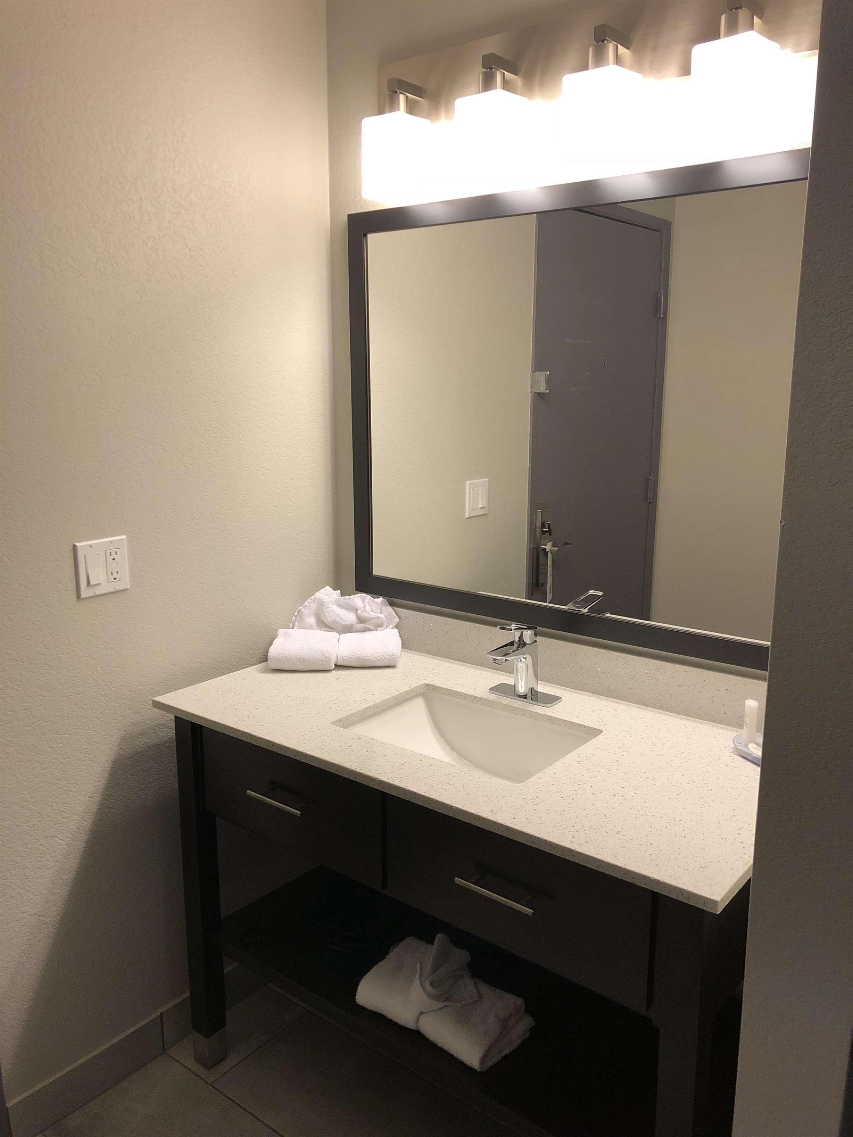 Baymont By Wyndham Moses Hotel