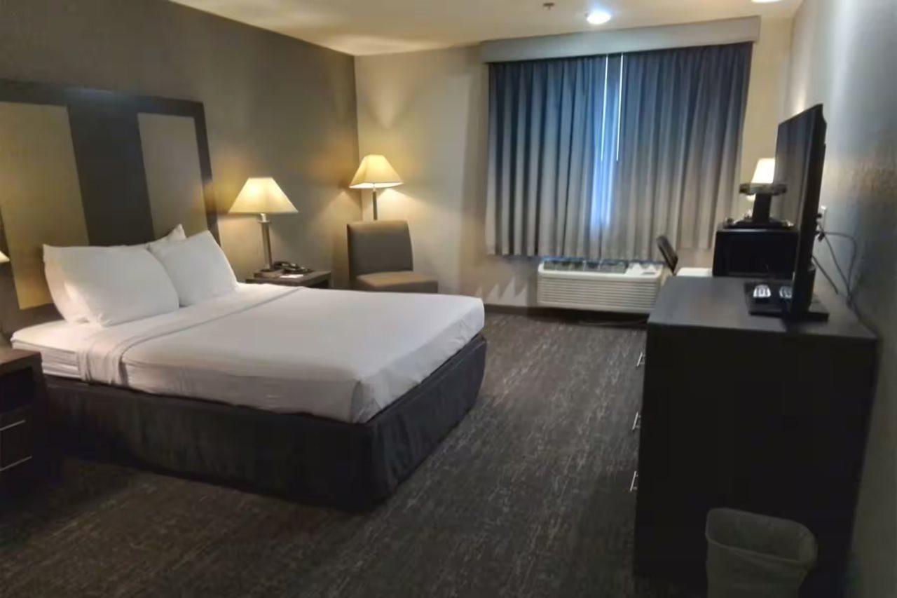 Baymont By Wyndham Moses Hotel