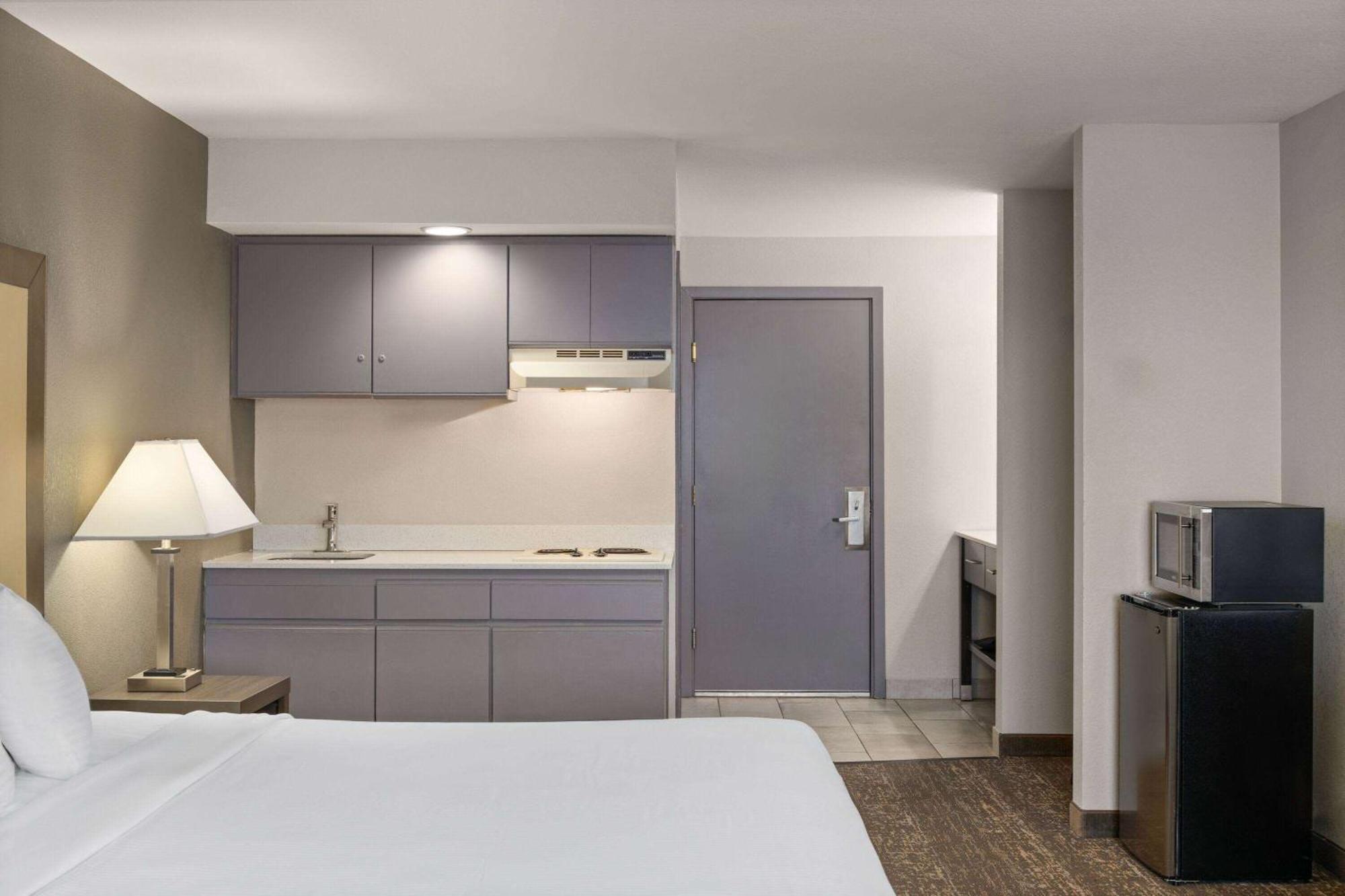 Baymont By Wyndham Moses Hotel 3*
