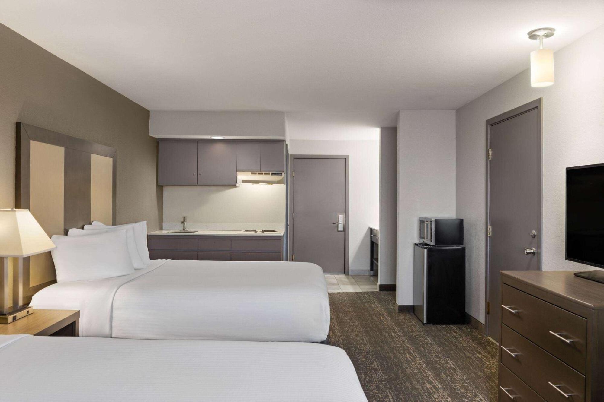 Hotel Baymont By Wyndham Moses 3*