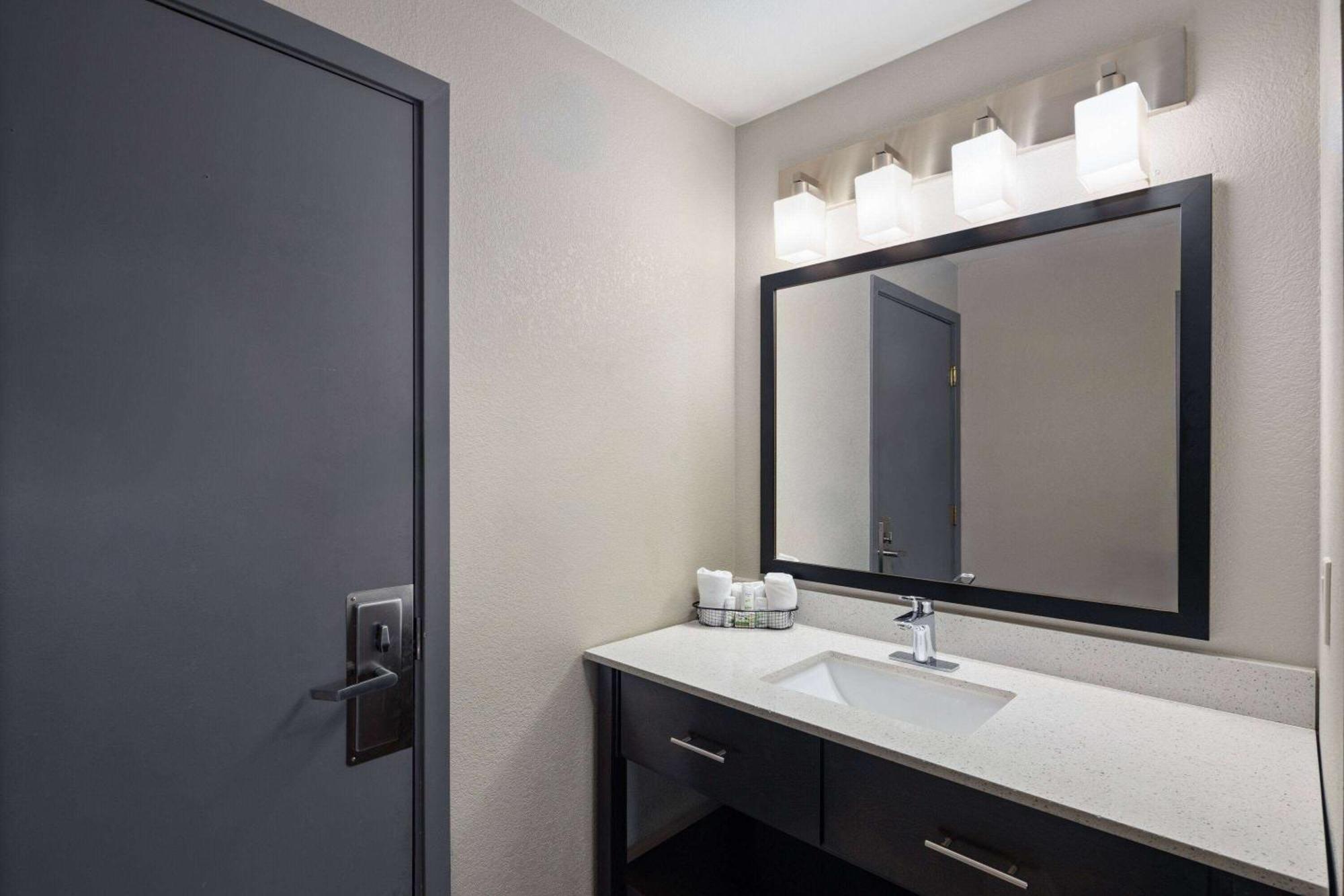 Hotel Baymont By Wyndham Moses 3*