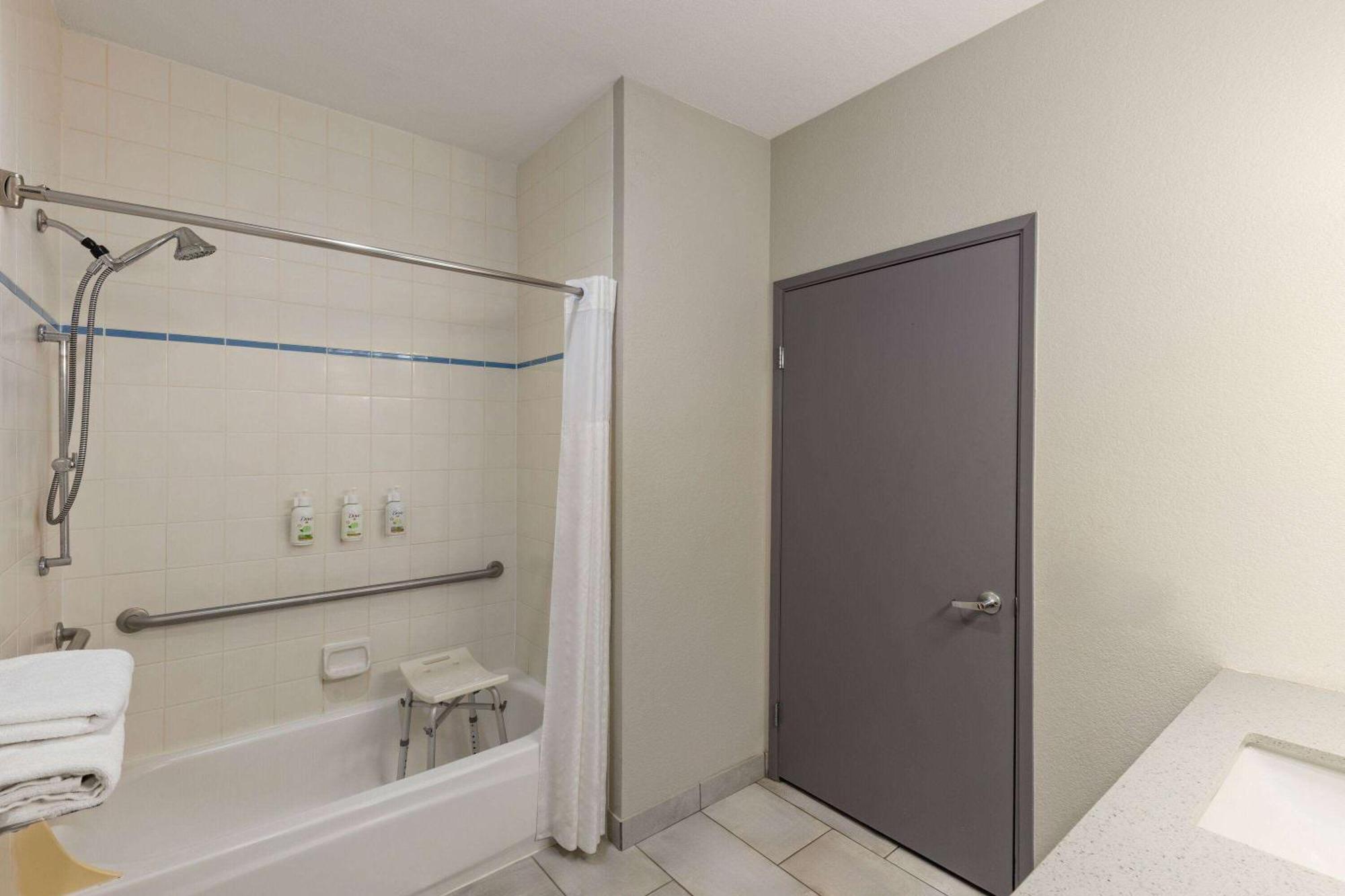 Baymont By Wyndham Moses Hotel 3*
