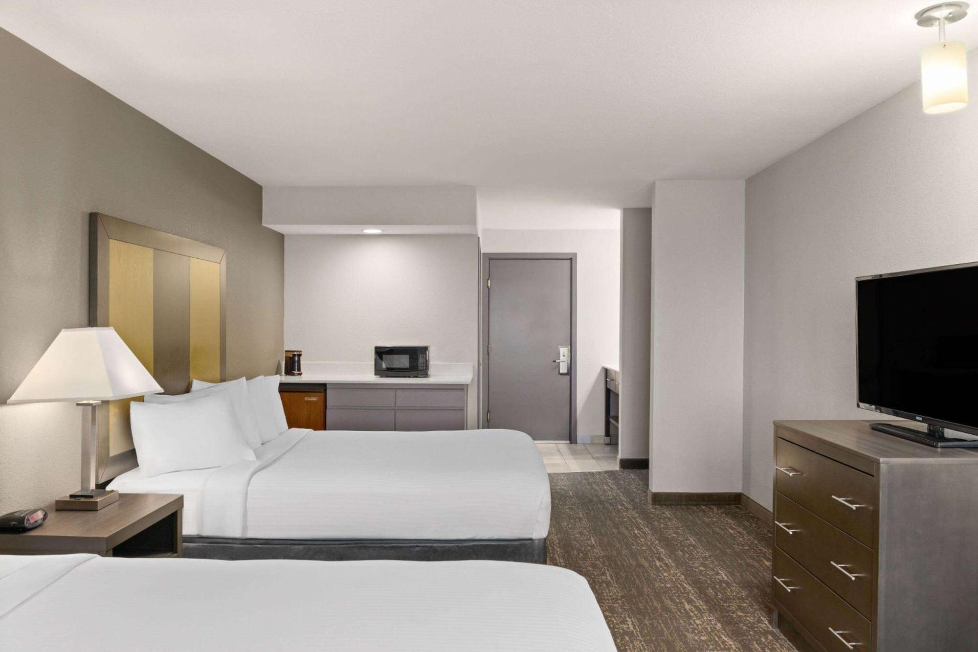 Hotel Baymont By Wyndham Moses 3*